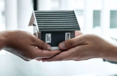 when to get building insurance when buying a house?