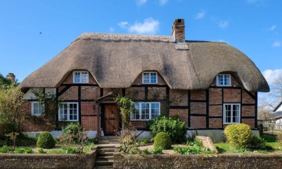 how long does a thatched roof last