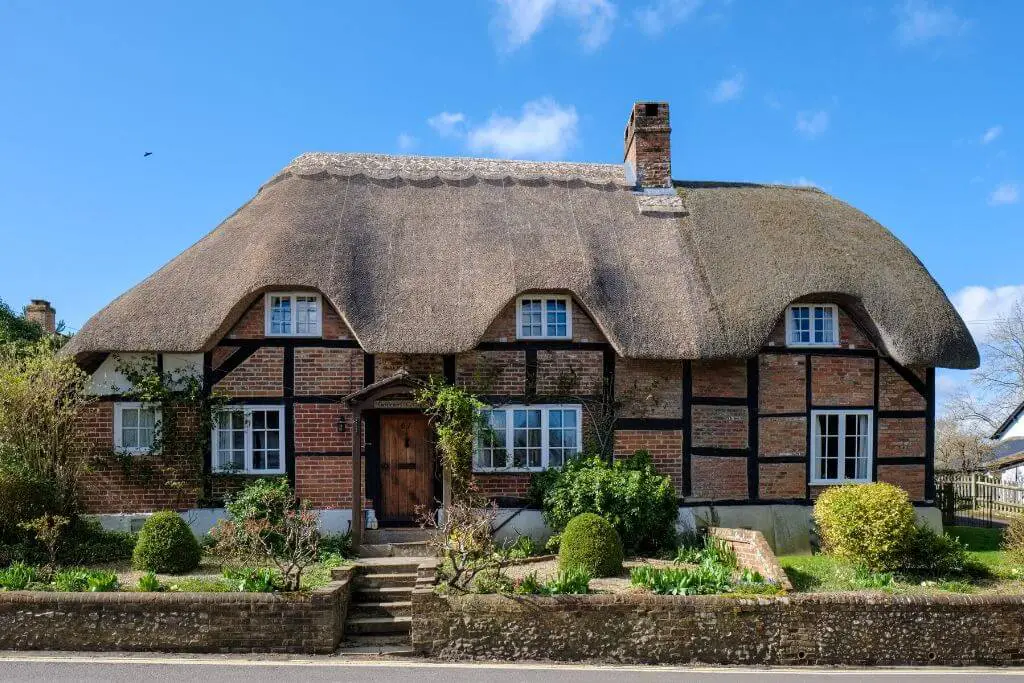 how long does a thatched roof last